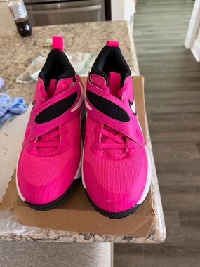Nike Hot Pink Sneakers size 6 1/2 Y8 women’s team hustle Nikes new  2792